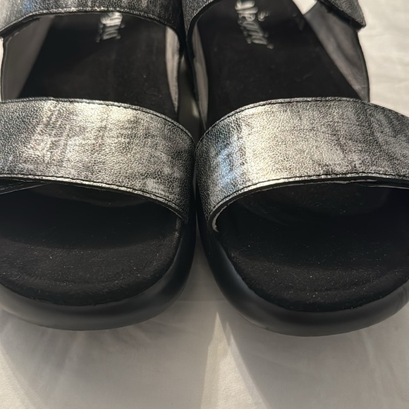 Alegria Bailee Sleek Rocker Sandal in Pewter Streak - Picture 7 of 8